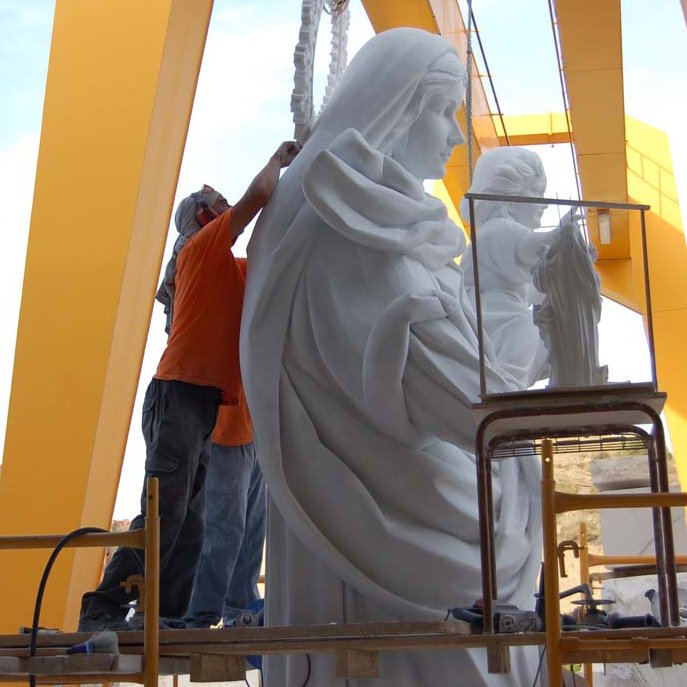 Roberto Manzano esculpiendo